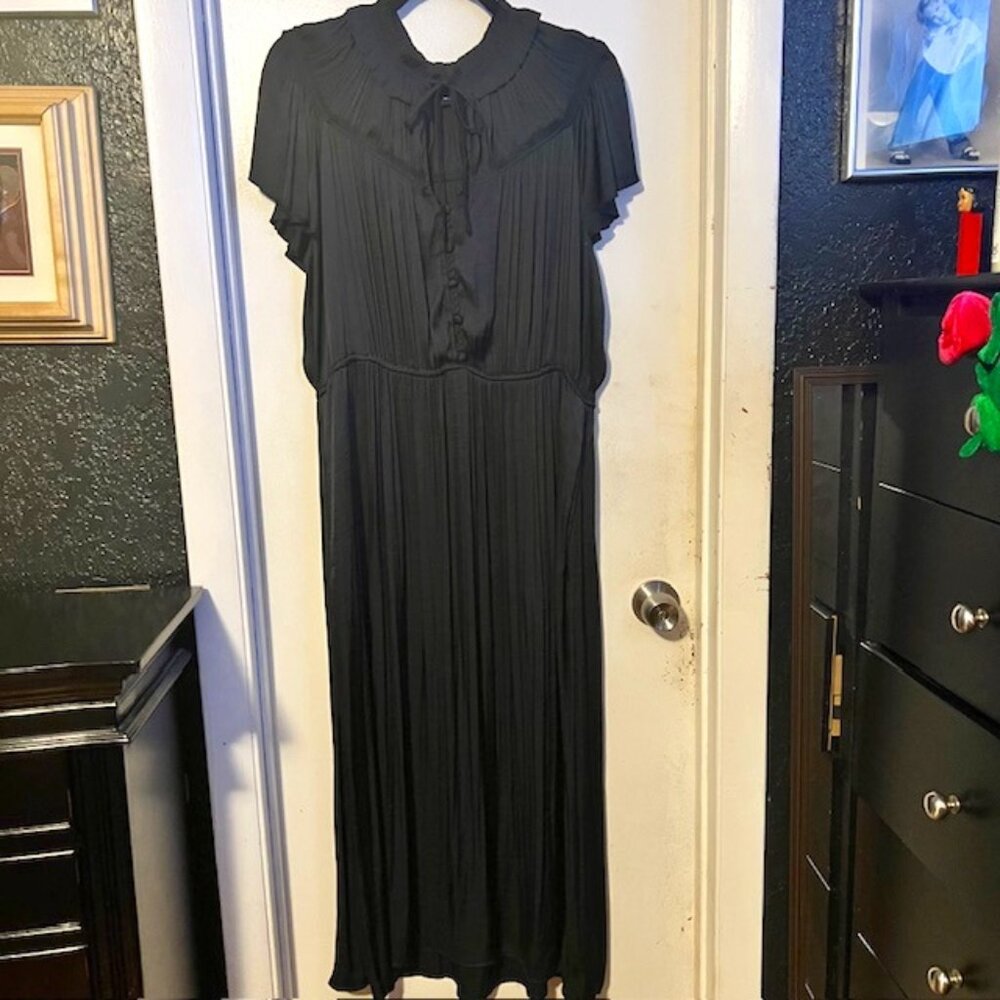 Gap XL - black crinkle satin maxi with tie neck, and pockets!